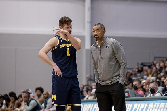 Hunter Dickinson (1) and Juwan Howard