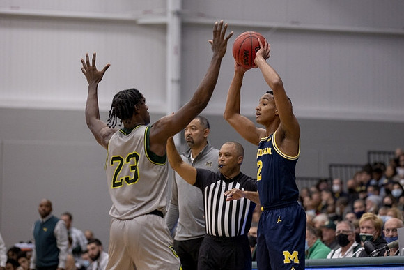 Kobe Bufkin (2) and Juwan Howard
