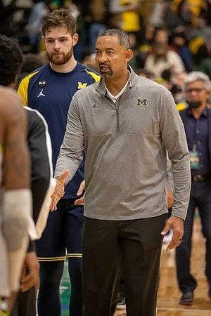 Hunter Dickinson (1) and Juwan Howard