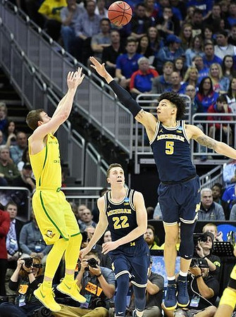 Duncan Robinson (22) and D.J. Wilson (5)