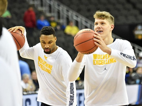 Zak Irvin (21) and Moritz Wagner (13)