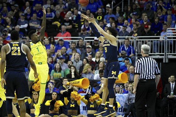 Zak Irvin (21) and D.J. Wilson (5)