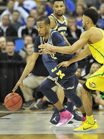 Muhammad-Ali Abdur-Rahkman (12) and Zak Irvin (21)