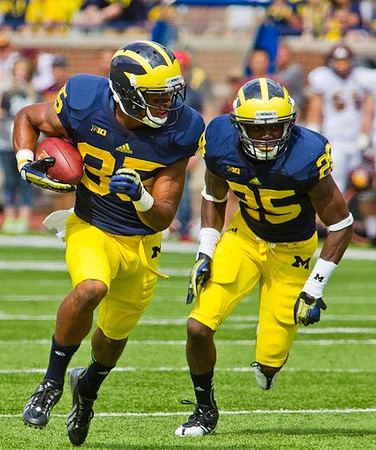 Joe Reynolds (85) and Dymonte Thomas (25)