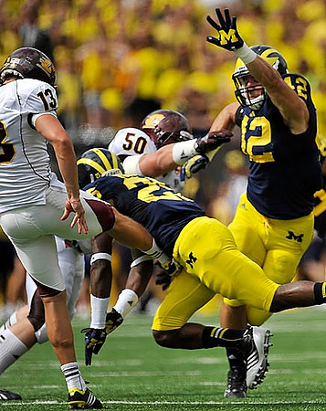 Dymonte Thomas (25) and Ben Gedeon (42)
