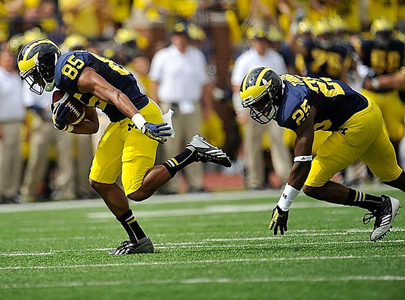 Joe Reynolds (85) and Dymonte Thomas (25)