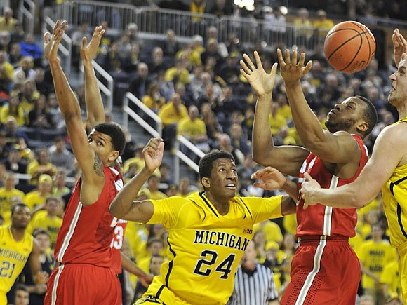 Zak Irvin (21), Aubrey Dawkins (24), and Max Bielfeldt (44)
