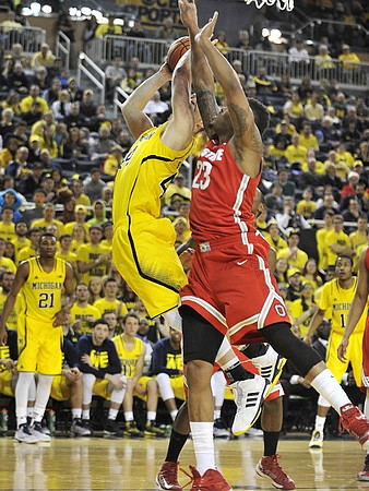 Zak Irvin (21), Max Bielfeldt (44), and Muhammad-Ali Abdur-Rahkman (12)