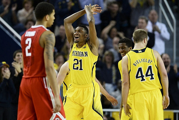 Zak Irvin (21), Aubrey Dawkins (24), and Max Bielfeldt (44)