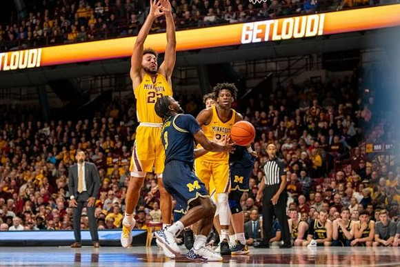 Juwan Howard, Zavier Simpson (3), and Brandon Johns Jr. (23)