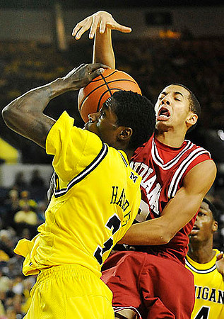 Manny Harris (3) and DeShawn Sims (34)