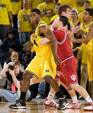 DeShawn Sims (34) and Darius Morris (4)
