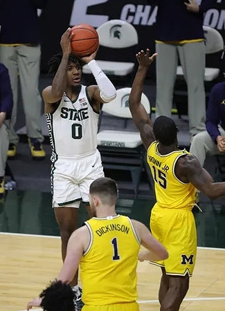 Hunter Dickinson (1) and Chaundee Brown Jr. (15)