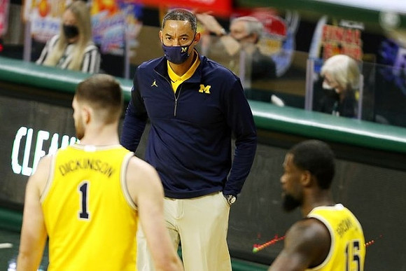 Hunter Dickinson (1), Chaundee Brown Jr. (15), and Juwan Howard