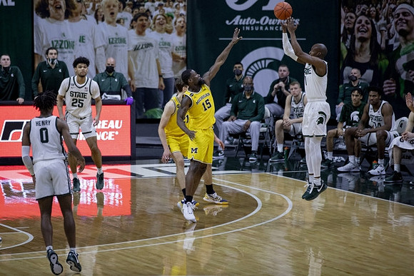 Chaundee Brown Jr. (15) and Franz Wagner (21)