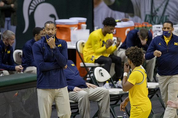 Juwan Howard, Mike Smith (12), and Howard Eisley