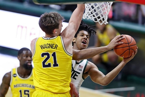 Chaundee Brown Jr. (15) and Franz Wagner (21)