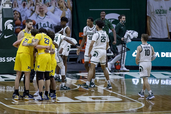 Hunter Dickinson (1), Franz Wagner (21), Brandon Johns Jr. (23), and Mike Smith (12)