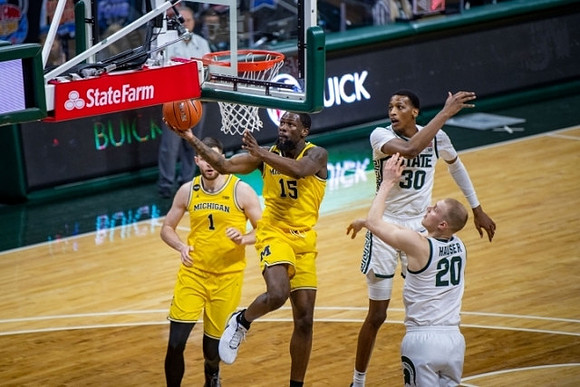 Hunter Dickinson (1) and Chaundee Brown Jr. (15)