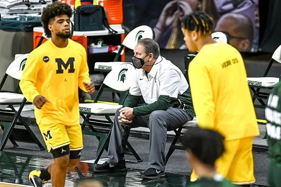 Mike Smith (12), Terrance Williams II (5), and Michigan State Head Coach Tom Izzo