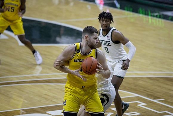 Hunter Dickinson (1) and Chaundee Brown Jr. (15)