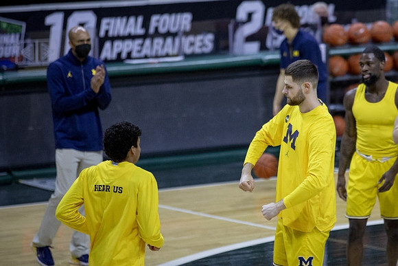 Eli Brooks (55), Hunter Dickinson (1), Chaundee Brown Jr. (15), and Saddi Washington