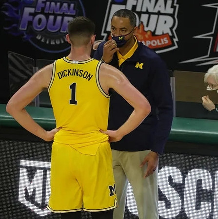 Hunter Dickinson (1) and Juwan Howard