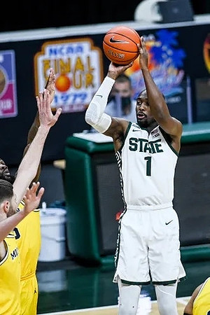 Hunter Dickinson (1) and Chaundee Brown Jr. (15)