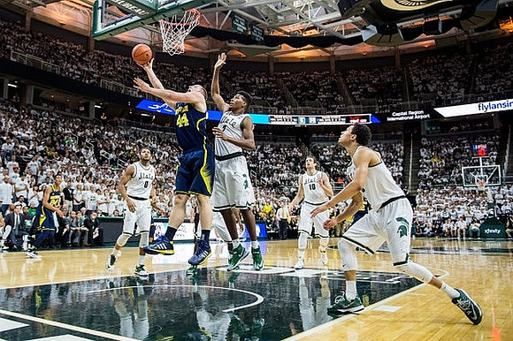 Max Bielfeldt (44) and Aubrey Dawkins (24)