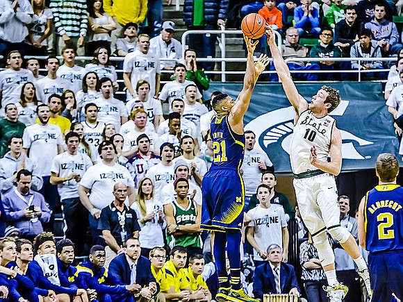 Zak Irvin (21) and Spike Albrecht (2)