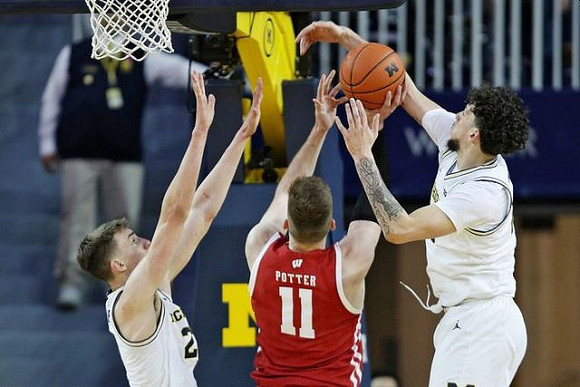 Franz Wagner (21) and Brandon Johns Jr. (23)