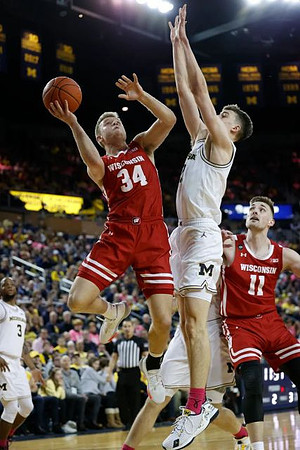Franz Wagner (21) and Zavier Simpson (3)