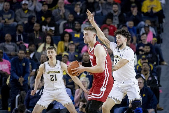 Franz Wagner (21) and Brandon Johns Jr. (23)