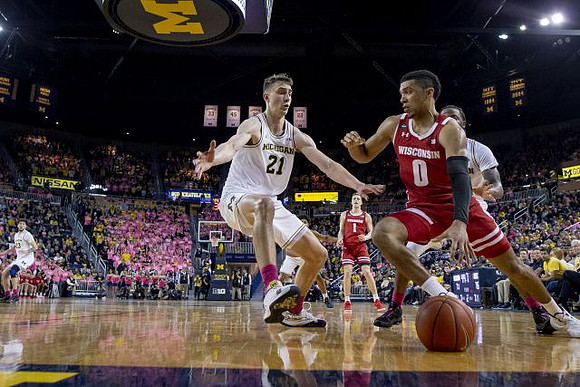 Franz Wagner (21), Brandon Johns Jr. (23), and Zavier Simpson (3)