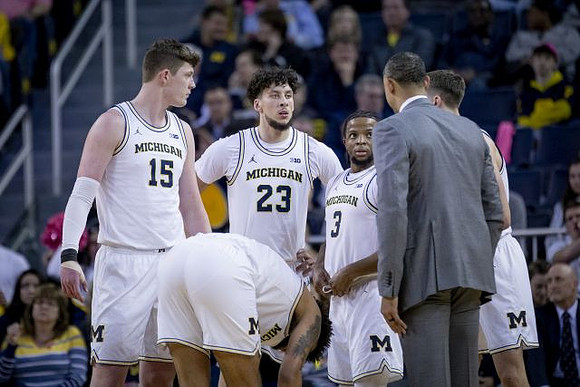Jon Teske (15), Isaiah Livers (2), Brandon Johns Jr. (23), Zavier Simpson (3), Franz Wagner (21), and Juwan Howard