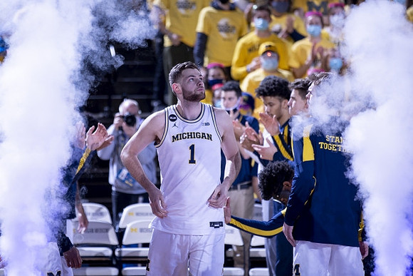 Hunter Dickinson (1) and Michigan Team