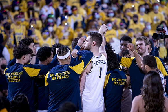 Hunter Dickinson (1) and Michigan Team