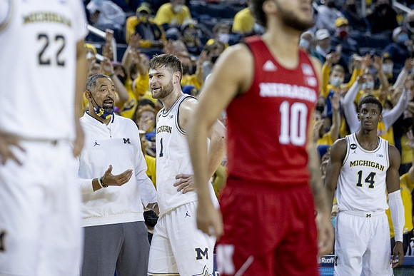 Juwan Howard, Hunter Dickinson (1), Caleb Houstan (22), and Moussa Diabate (14)