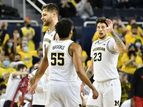 Hunter Dickinson (1), Eli Brooks (55), and Brandon Johns Jr. (23)