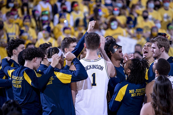 Hunter Dickinson (1) and Michigan Team