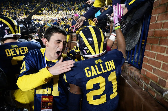 Bo Dever (3) and Jeremy Gallon (21)
