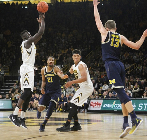 Zak Irvin (21) and Moritz Wagner (13)