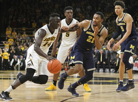Zak Irvin (21) and D.J. Wilson (5)
