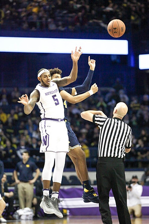 Isaiah Livers (4)