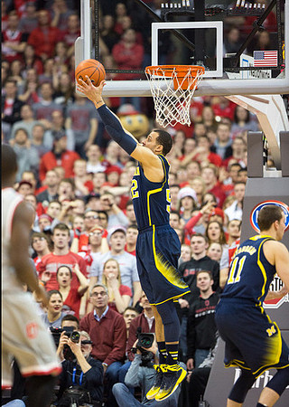 Jordan Morgan (52) and Nik Stauskas (11)