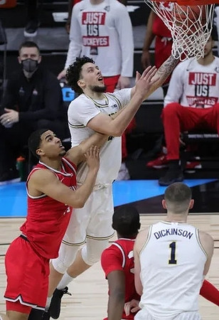Brandon Johns Jr. (23) and Hunter Dickinson (1)