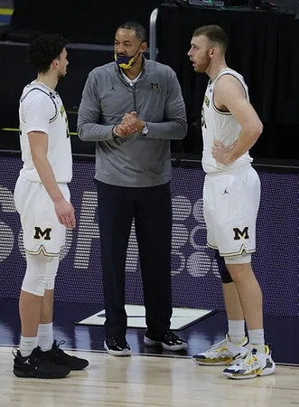 Brandon Johns Jr. (23), Juwan Howard, and Austin Davis (51)