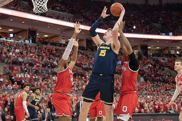 Isaiah Livers (2), Jon Teske (15), and Ohio State Head Coach Chris Holtmann