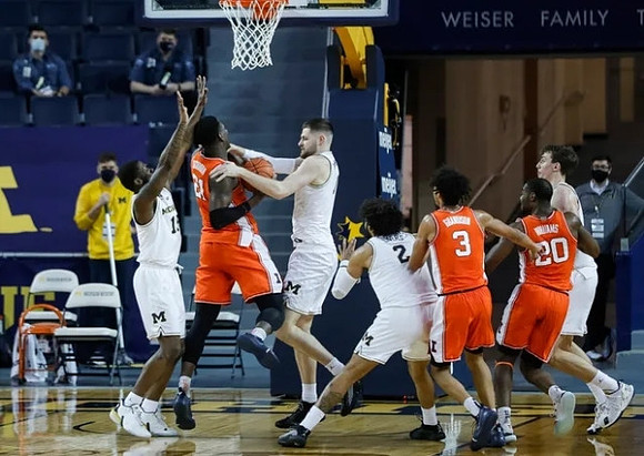 Chaundee Brown Jr. (15), Hunter Dickinson (1), Isaiah Livers (2), and Franz Wagner (21)