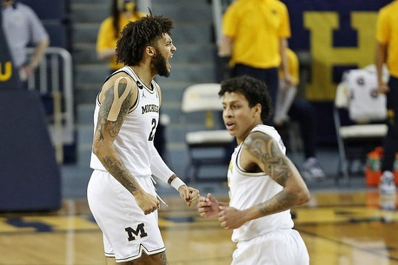 Isaiah Livers (2) and Eli Brooks (55)